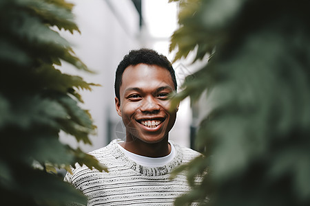 男子站在植物后面图片