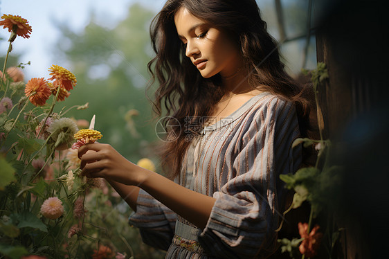 女人手摸着鲜花图片