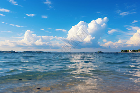 湛蓝天空下的海洋风景背景图片