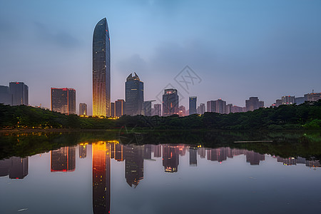 湖畔城市夕阳背景图片