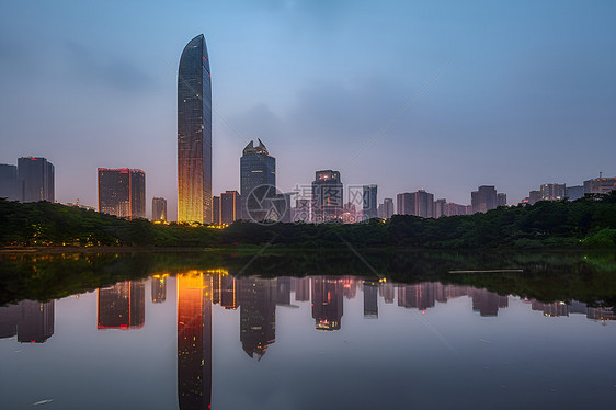 湖畔城市夕阳背景图片