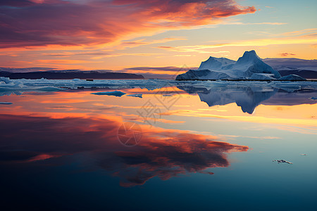湖面上漂浮着一块巨大的冰山图片