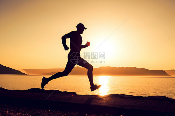 海滩上疾跑的男子图片