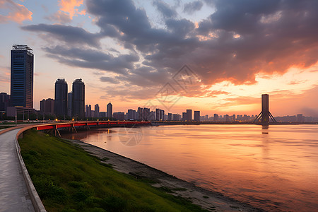 夕阳下的城市背景图片