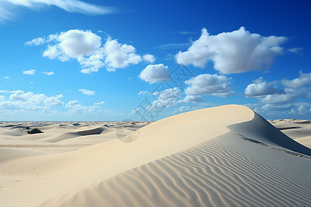 白云下的沙丘图片