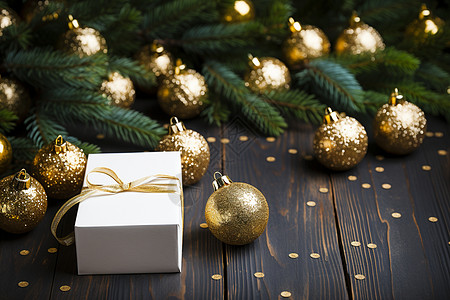 圣诞树和金色饰品背景图片