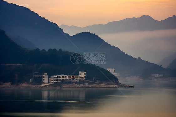 日落时峡谷河流的美丽景观图片