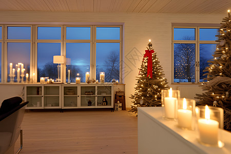 圣诞树和点燃的蜡烛的客厅图片