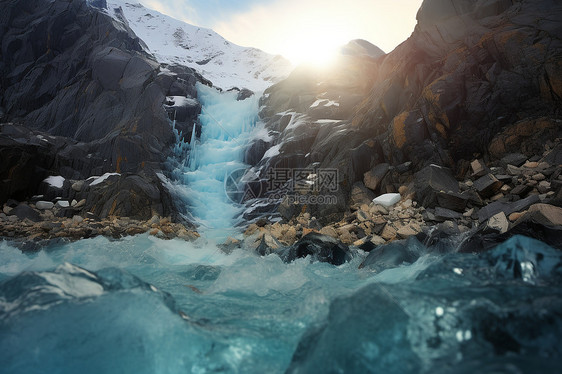冰川中的瀑布图片