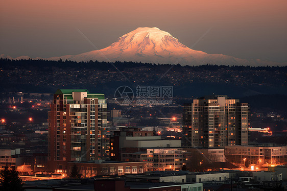 夜幕下的火山城市图片