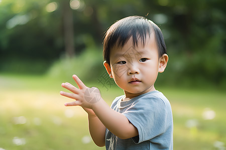 小男孩在草地上图片