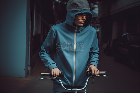 骑自行车的男士图片