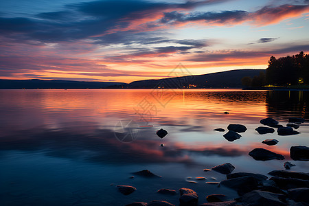 夕阳映照湖水图片