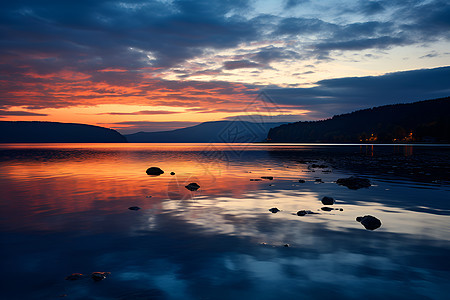 日落余晖映照湖面背景图片