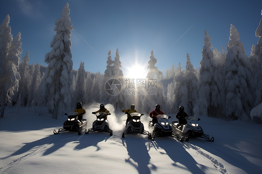 雪地的摩托滑雪图片