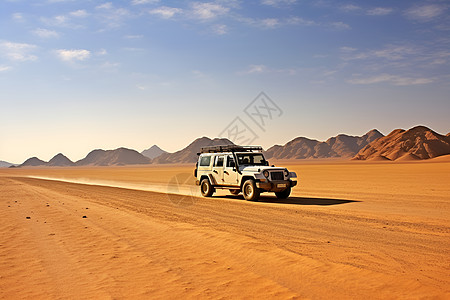 沙漠奔驰的吉普车图片