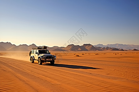 沙漠中的卡车高清图片