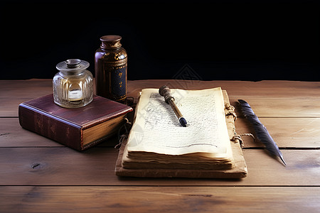 木桌上的古典墨水屏和笔记本图片