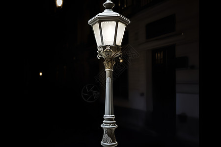 夜晚街道上的古典路灯背景图片