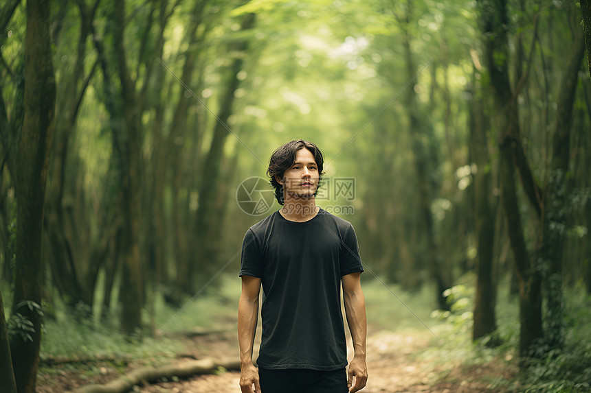 森林中的男子图片