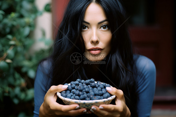 端着蓝莓的女士图片