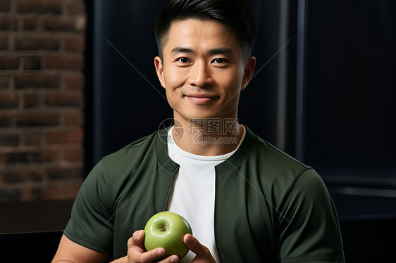 拿着绿苹果的男子图片