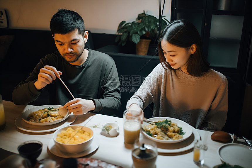 一对夫妻共进晚餐图片