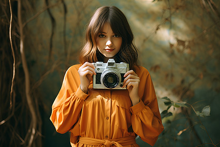 森林中女子端着相机图片