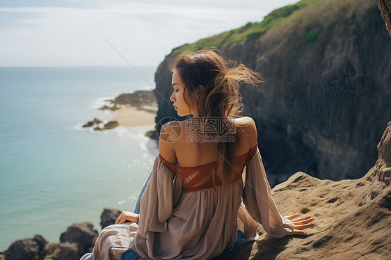 女子坐在悬崖边图片
