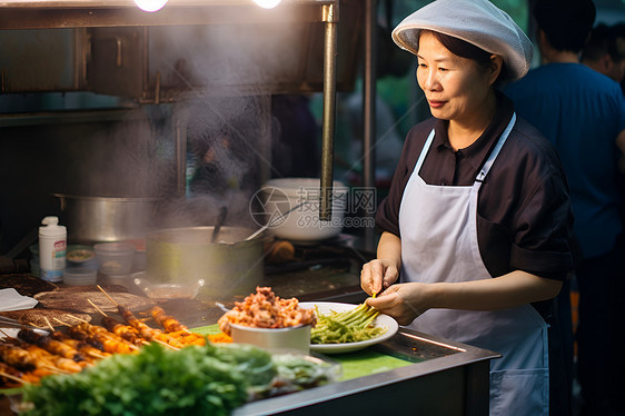 正在烹饪食物的中年女性图片