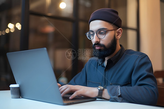 工作的商务男性图片