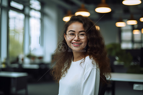 戴眼镜的办公室女性图片