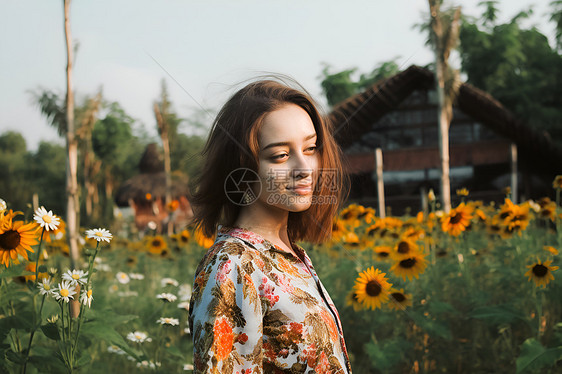 花海中的女子图片