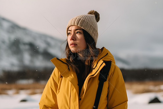 女人站在雪地中图片