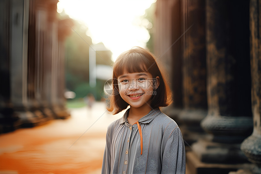 柱子旁边的女孩图片