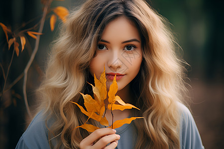 拿叶子的女孩背景图片
