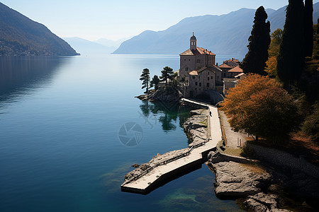 湖中小岛上的教堂和群山图片