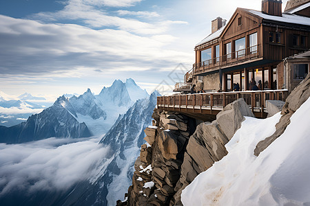 雪山山顶上的别墅图片