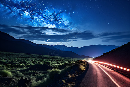 六月夜晚星空星空下的公路背景