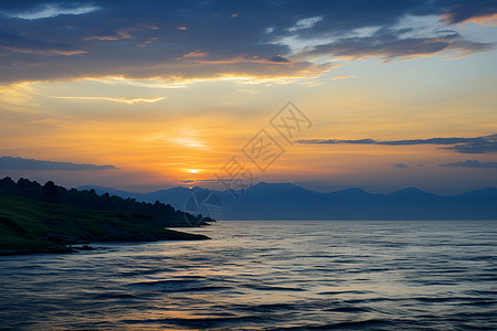 夕阳下的大海图片