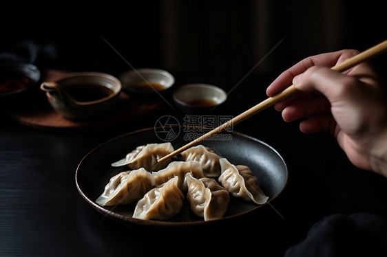 盘子中美味的蒸饺图片