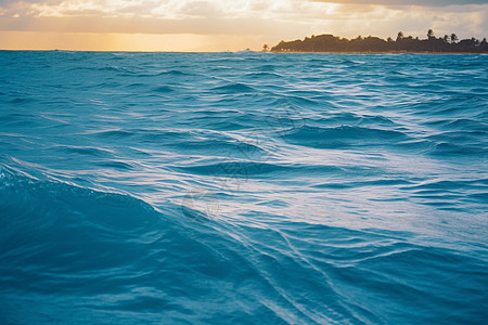海上轻微的波浪图片