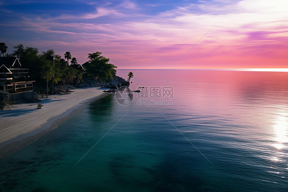 夏季日落时热带海滩的美丽景观图片