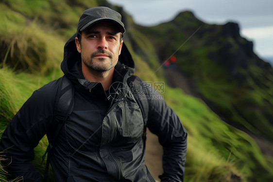 带着帽子登山的男性图片