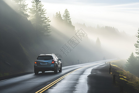 汽车 合影汽车在云雾公路上行驶背景