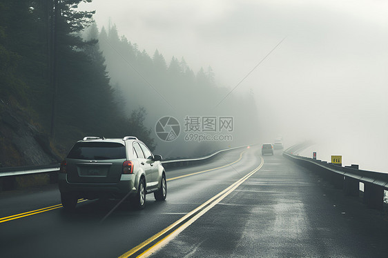 迷雾中的车辆图片