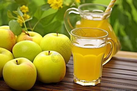 清凉夏日的苹果汁图片