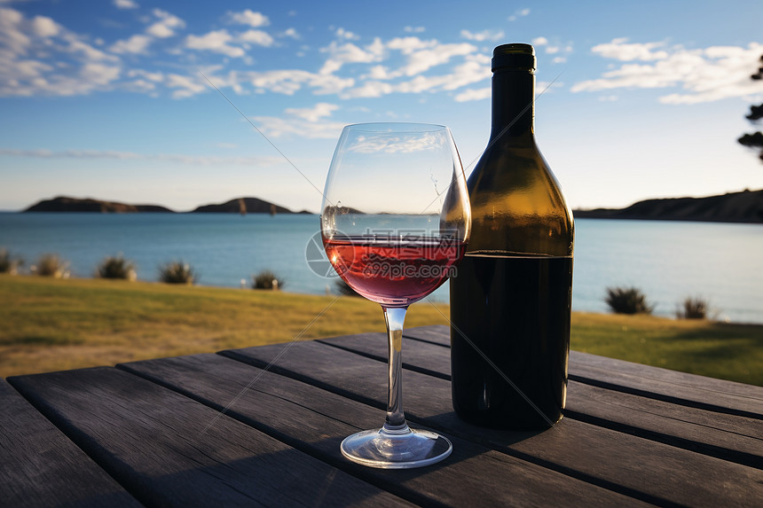 湖畔的葡萄酒图片