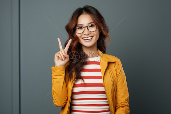 笑容可掬的亚洲女子图片