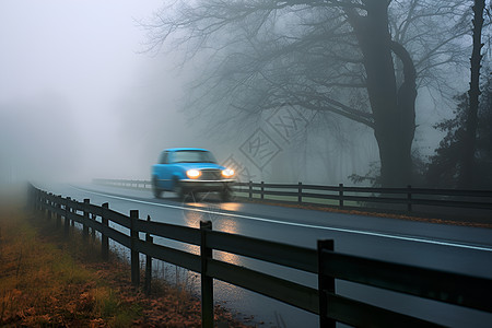 雾天模糊行驶视线的汽车图片